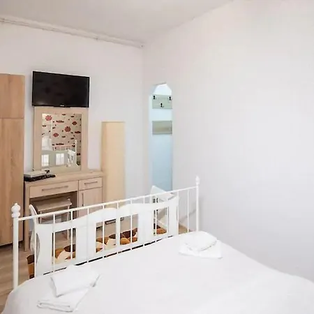 Апартаменти Garsoniera Monique *